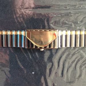 True Curvature Quartz Watch